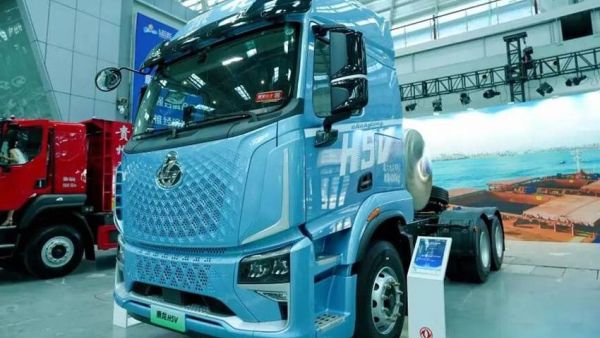 鲜乘直通车 | 跑得远、装得多、守得住！乘龙H5V LNG牵引车高效助力卡友「和“气”生财」~