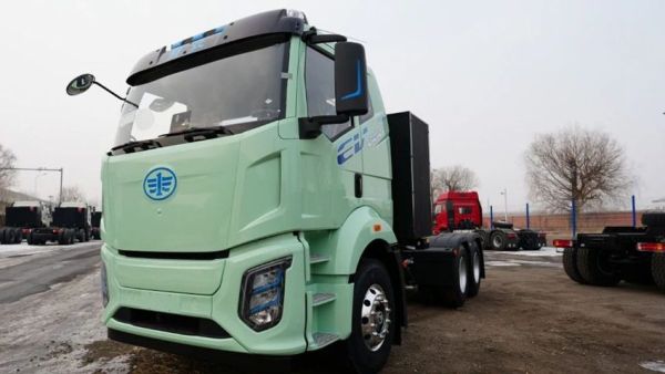 从“凑合跑”到“放心赚”，J6G Pro纯电牵引车凭实力赢得卡友信赖！