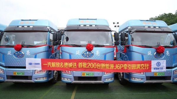 一汽解放向德诚达物流交付首批200台J6P换电牵引车