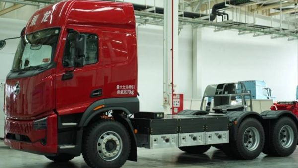 鲜乘直通车 | 补能慢、能耗高，卡友最头疼的两件事，乘龙翼威5 513度底部换电牵引车一次解决