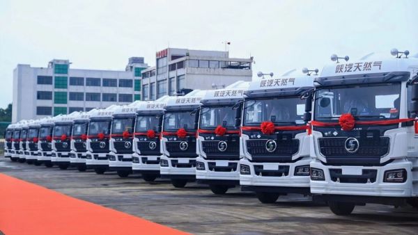 陕耀八桂 聚力港城|陕汽德龙M3000S天然气危运之星牵引车圆满交付防城港!
