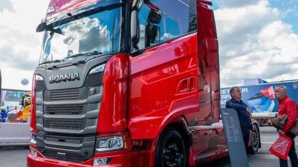 2026IAA：驾驶室加长80厘米，770匹V8动力，斯堪尼亚LongLine牵引车深度实拍