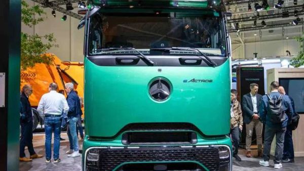 2026IAA：长途电动重卡也能玩低鞍座？奔驰eActros Lowliner牵引车深度实拍评测