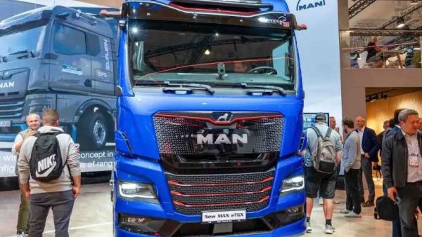 2026IAA：续航720公里！前脸加长12厘米，还带OK窗？曼恩新款eTGX电动重卡实拍