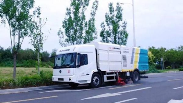 人本科技赋能环卫，欧曼银河3低入口环卫车焕新城市洁净