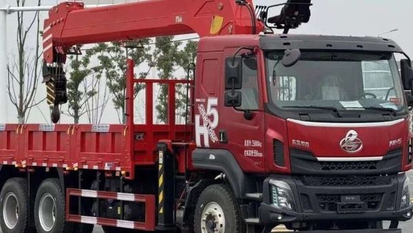 鲜乘直通车｜工程创富的全能搭档，乘龙H5 300马力随车吊助你“一臂之力”