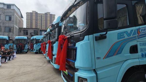 秦域通途 聚力攻坚｜德龙X5000E新能源重卡批量交付陕西大客户