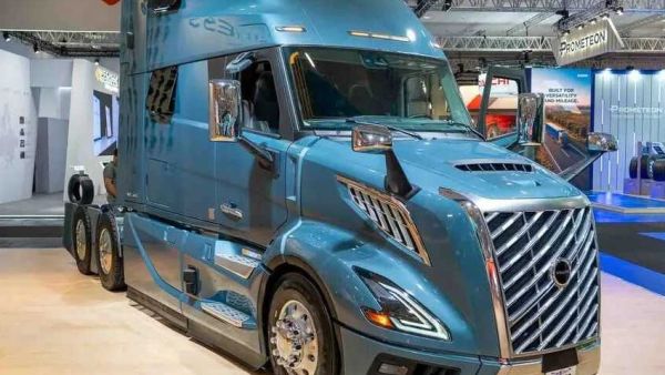 2026IAA：房车级超大生活舱！欧洲血统的美国卡车？沃尔沃VNL长头卡车实拍评测