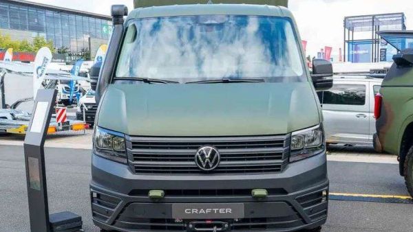 2026IAA：后排能放枪！绞盘、涉水喉全都有，军用版大众Crafter深度实拍解析