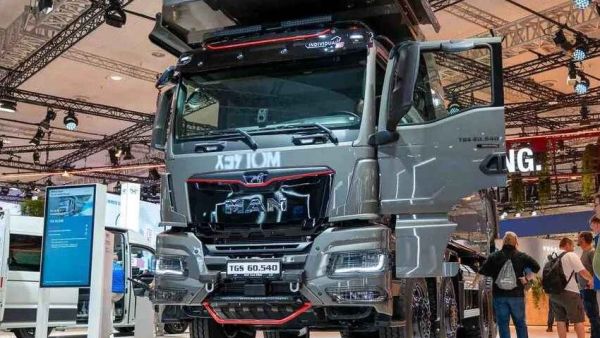 2026IAA：总重可达60吨！黑红定制套件加身，德国曼恩TGS 60.540矿用自卸车实拍评测