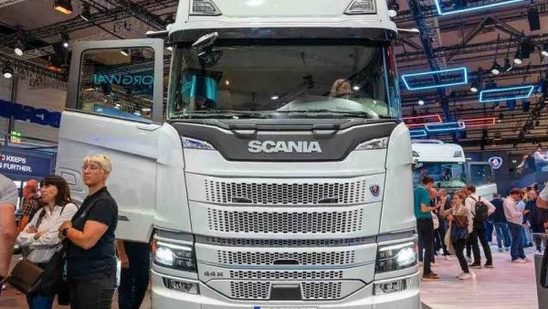 IAA2026:也有后背电池?801度电续航720公里,斯堪尼亚Dynamic 44 R电动重卡实拍评测