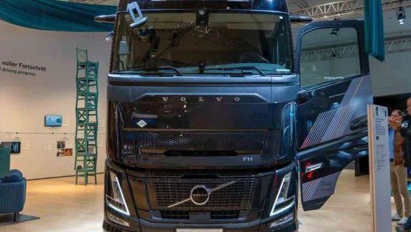 2026IAA：沃尔沃也有奶瓶车？还是柴油天然气混烧！FH Aero LNG百年纪念版深度实拍评测