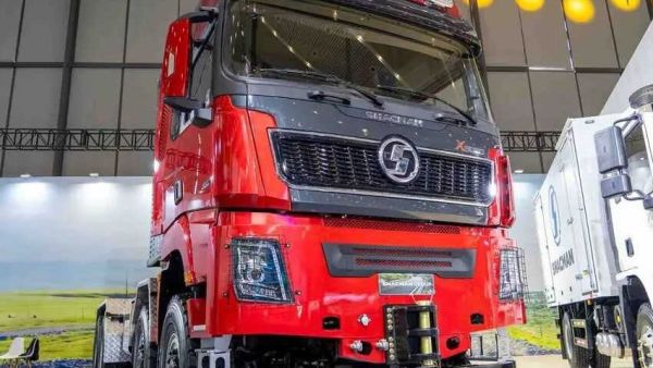 国产最强大件牵引车？8×8驱动+AT变速箱+660匹马力，陕汽德龙X5000大件车深度实拍