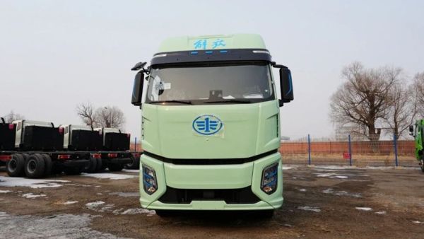 J6 Pro复合纯电电驱箱牵引车：助力绿色物流高效发展