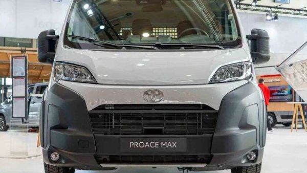 丰田还出小货车？驾驶室能坐7人，丰田Proace Max双排栏板货车实拍评测