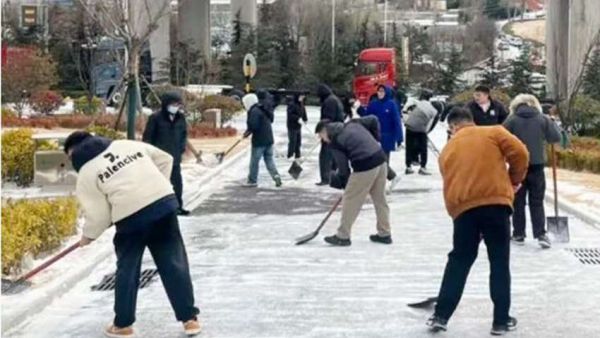 解放青汽公司全员联动清雪除冰，护航安全生产