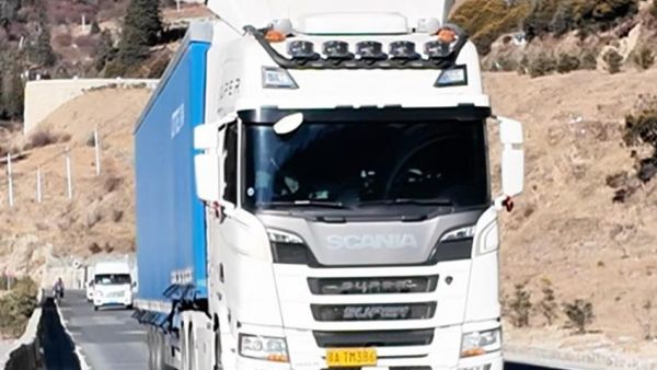 开斯堪尼亚半挂挑战318国道