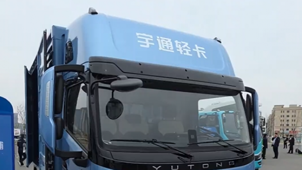 现在的4.2米都流行高顶卧铺了？ 还有155度大电量，宇通最新推出的T6轻卡实拍！