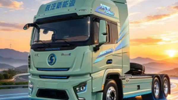 德龙G6000E底置600/500度新能源牵引车，焕新内饰搭配轻量化车身，定义高端新能源重卡驾乘新高度！