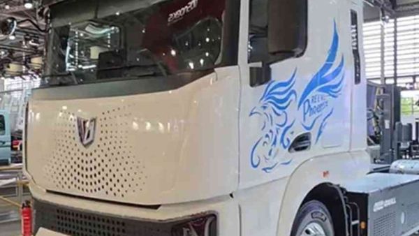 联合卡车亮相欧洲的车型，油电混动配置续航1700公里，配置还有啥不一样？