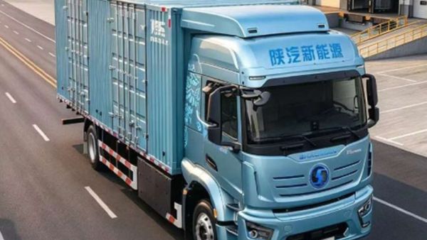 德龙H6000E 4×2快递快运新能源载货车，潮感外观搭配宽适大座舱，刷新城配快运驾乘体验！