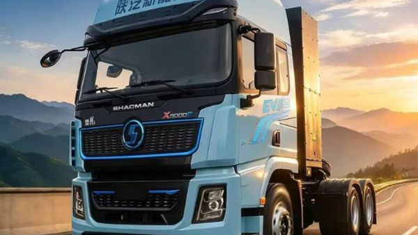 德龙X5000E后背600度牵引车，针对复杂工况强化底盘设计，适配多元绿色运输需求！