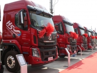 乘龙H5超轻版LNG牵引车，省气增效，值得入手