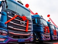 助齐鲁大地危化运输降本增效,80台北京重卡危化品牵引车交付淄博大客户