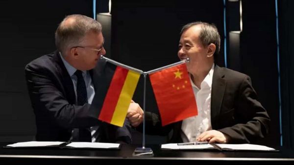 中国汽车贸促会与德国汽车工业协会签订战略合作协议